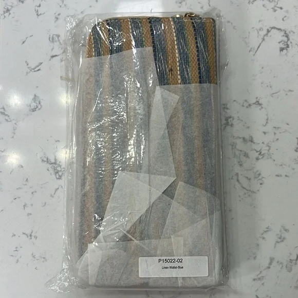 raffia zipper clutch wallet - holds 12 cards plus cash - Picture 9 of 9